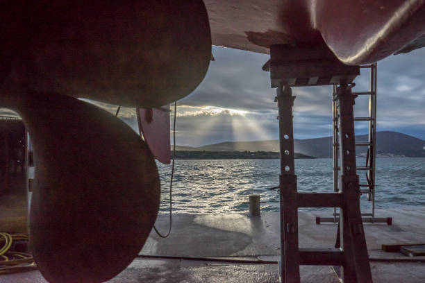 coucher de soleil dans la marina, yacht marina - moored passenger ship rope lake photos et images de collection