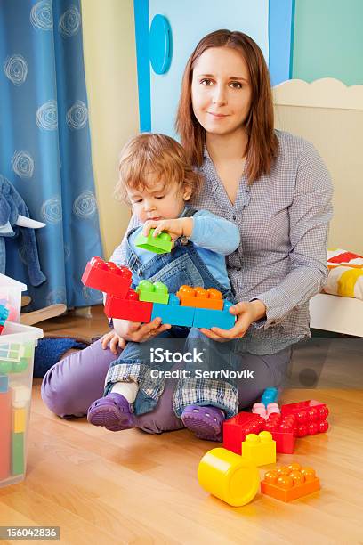 Mãe E Criança Brincando Com Blocos - Fotografias de stock e mais imagens de Adulto - Adulto, Alegria, Aluno de Jardim de Infância