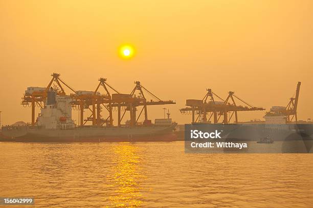 Foto de Remessa Porto e mais fotos de stock de Descarregar - Descarregar, Laranja - Descrição de Cor, Carregamento - Atividade