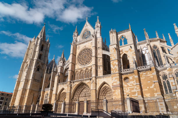 catedral espetacular de leon. catedral de santa maría de regla de león - leon - fotografias e filmes do acervo