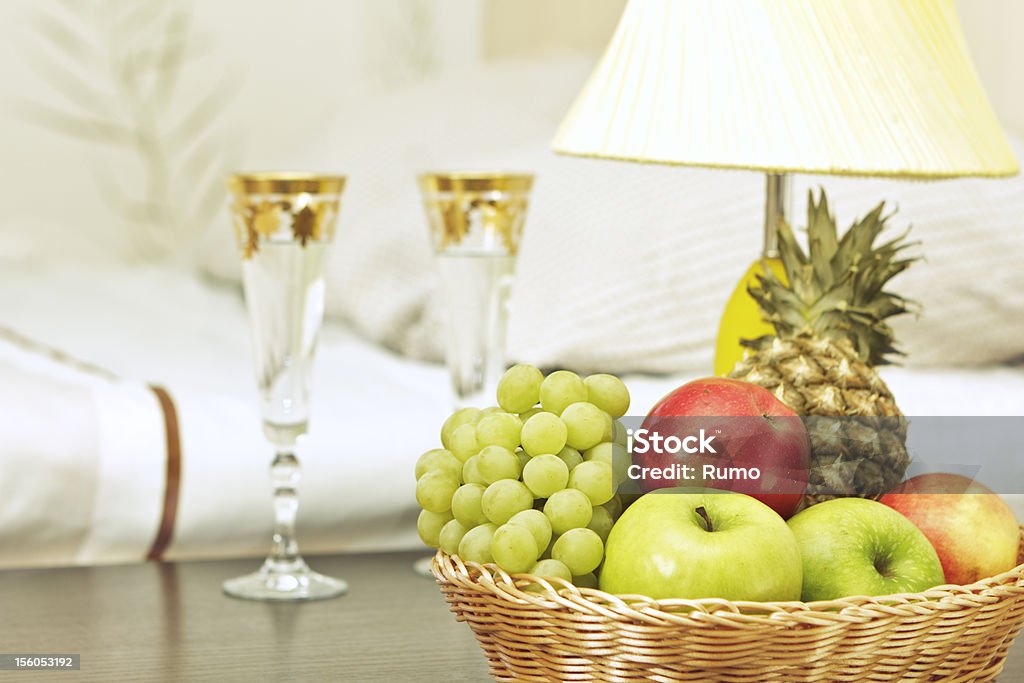 Frutta e bicchieri sul tavolo in interni - Foto stock royalty-free di Albergo