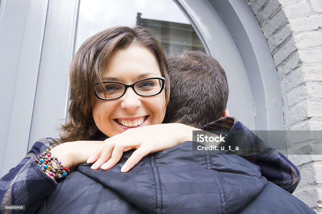 Ritratto di amore coppia abbracciare all'aperto nel parco felice - Foto stock royalty-free di Abbracciare una persona