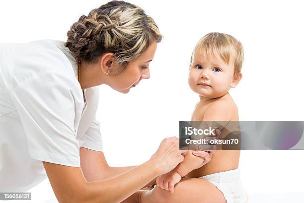 医師 Vaccinating ベビー白い背景に - ワクチン接種のストックフォトや画像を多数ご用意 - ワクチン接種, 赤ちゃん, ウイルス