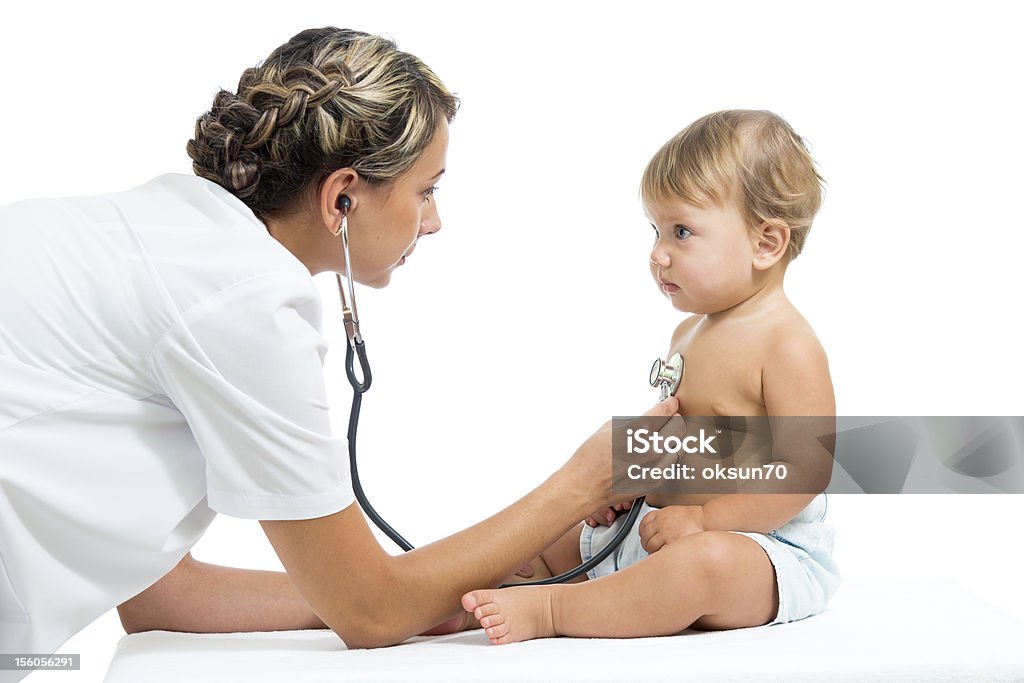 Médico examinar niña bebé aislado sobre fondo blanco - Foto de stock de Adulto libre de derechos