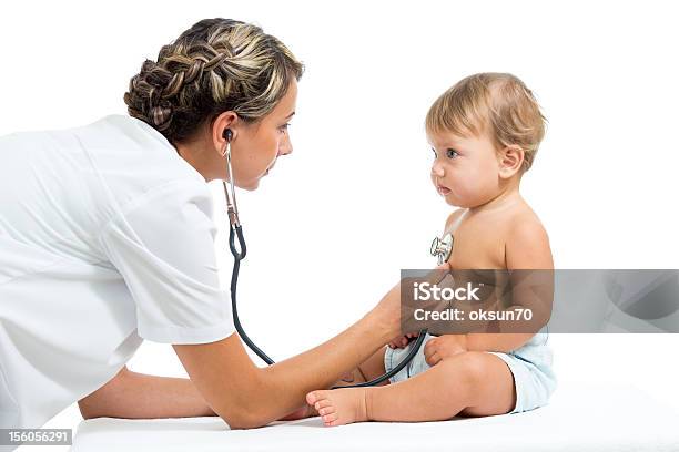 Médico Examinar Niña Bebé Aislado Sobre Fondo Blanco Foto de stock y más banco de imágenes de Adulto