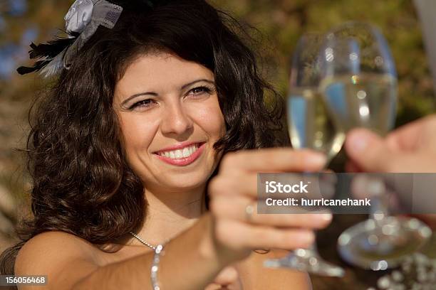 Photo libre de droit de Jeune Couple Pose Cocktail De Mariage banque d'images et plus d'images libres de droit de Adulte - Adulte, Alcool, Amour