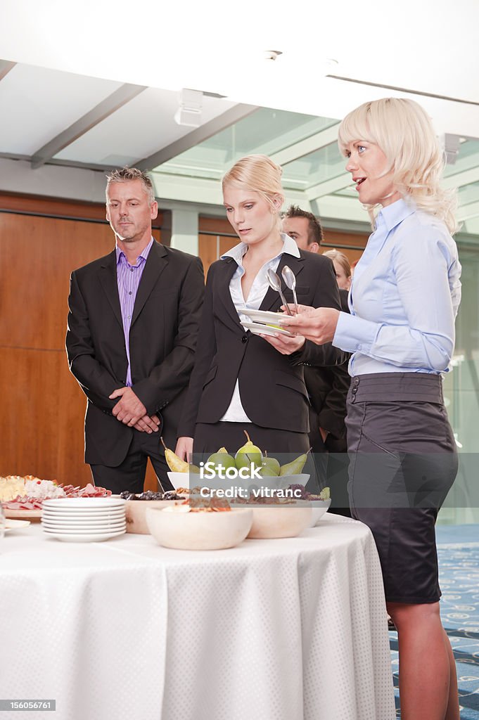 Business-lunch-buffet für junge Profis in modernen Bürogebäude - Lizenzfrei 18-19 Jahre Stock-Foto