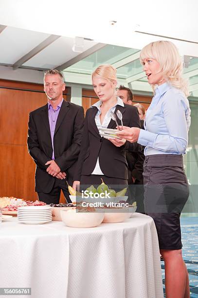 Buffet De Almoço De Negócios De Jovens Profissionais No Moderno Edifício De Escritórios - Fotografias de stock e mais imagens de 18-19 Anos