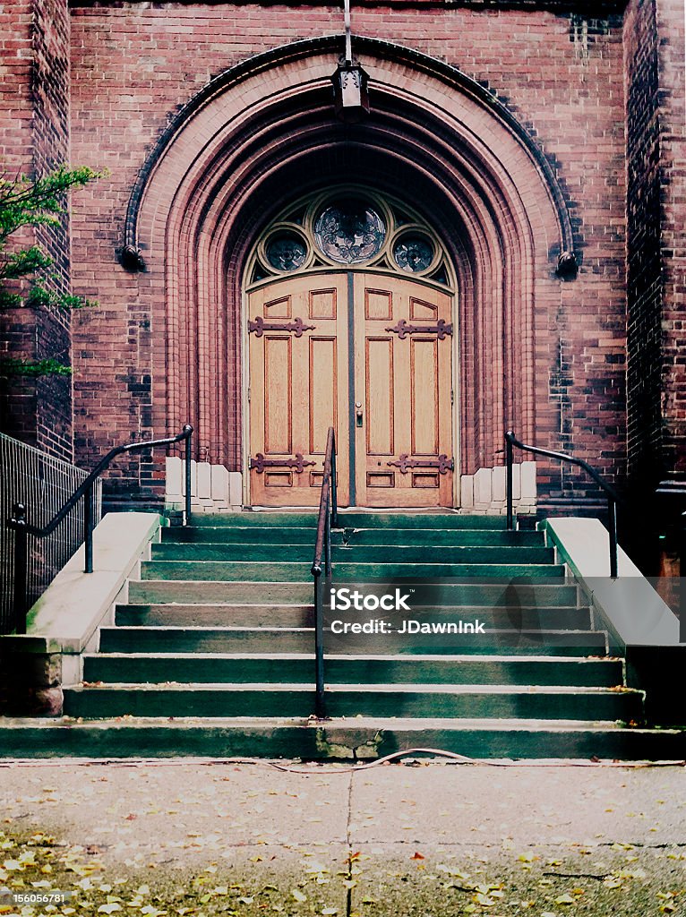 Alte Kirche Türen und nur wenige Schritte - Lizenzfrei Alt Stock-Foto
