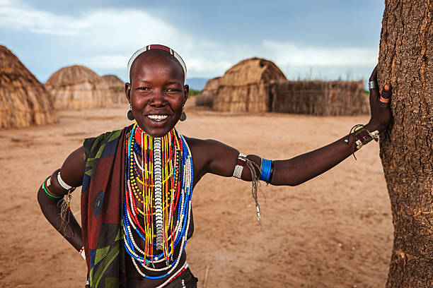 jovem mulher de erbore tribe, etiópia, áfrica - women indigenous culture africa ethiopia - fotografias e filmes do acervo