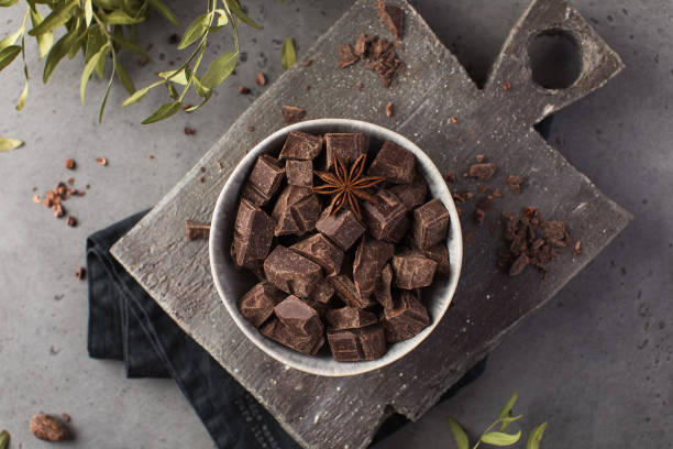 그릇에 담긴 다크 아티잔 초콜릿 큐브. 쓴 초콜릿 - choco 뉴스 사진 이미지