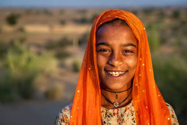 portret szczęśliwy indyjskich dziewczyna w pustyni village, india - chusta zdjęcia i obrazy z banku zdjęć
