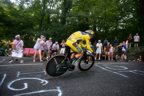 jonas vingegaard (team jumbo visma) leci na etapie jazdy na czas podczas tour de france. - track cycling zdjęcia i obrazy z banku zdjęć