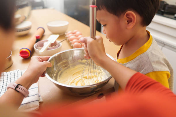 istock Asian chinese Mother and her boy baking 1560787294