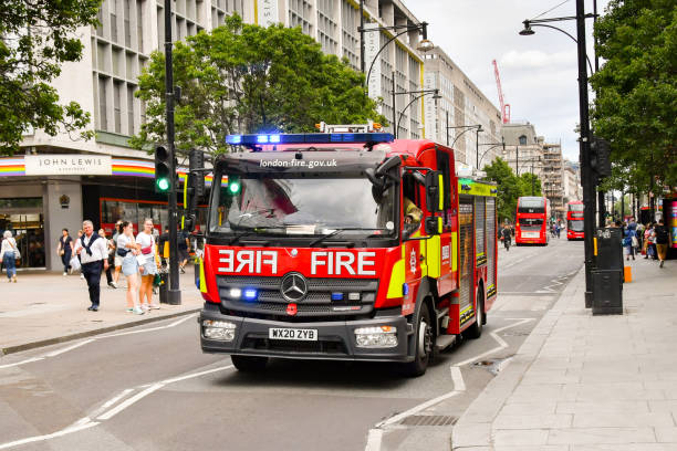 camion de pompiers de la brigade des pompiers de londres avec des lumières bleues clignotantes lors d’un appel d’urgence - 7679 photos et images de collection