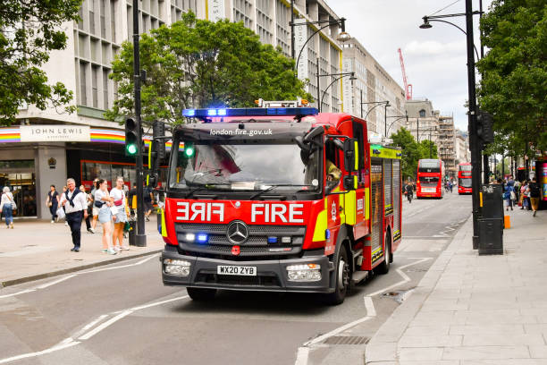 緊急通報時に青いライトが点滅するロンドン消防隊の消防車 - 7679 ストックフォトと画像