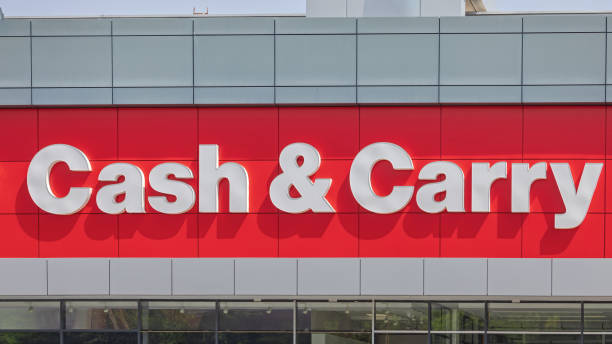 istock Cash and Carry 1560804996