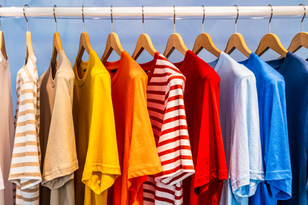 vestiti in uno scaffale - polo shirt multi colored clothing variation foto e immagini stock