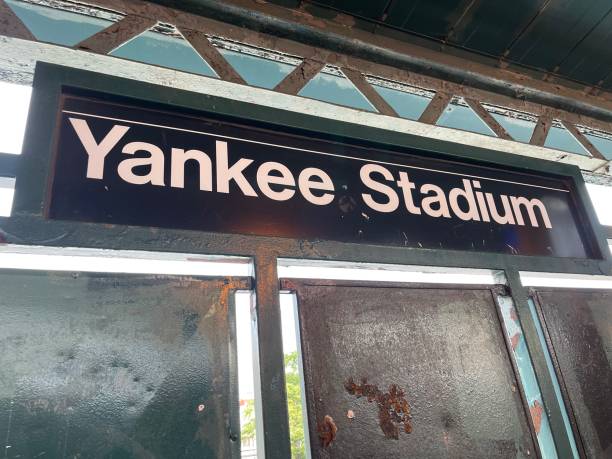 panneau du yankee stadium - new york yankees photos et images de collection
