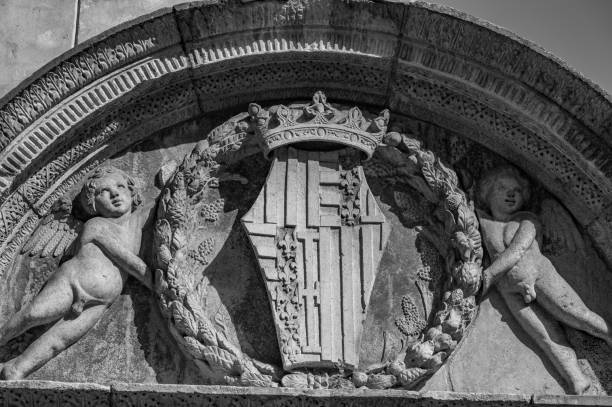 istock Sulmona, L'Aquila, Abruzzo. Fontana del Vecchio. 1561098430