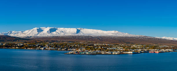 piękna panorama miasta akureyri, islandia - nordic countries europe island fjord zdjęcia i obrazy z banku zdjęć