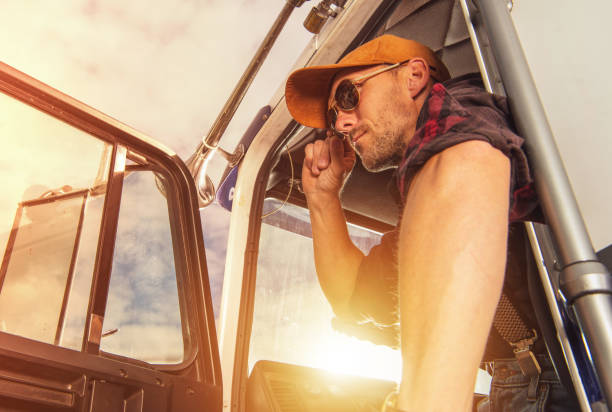 orgulhoso cowboy caminhoneiro - semi truck driver pride white - fotografias e filmes do acervo