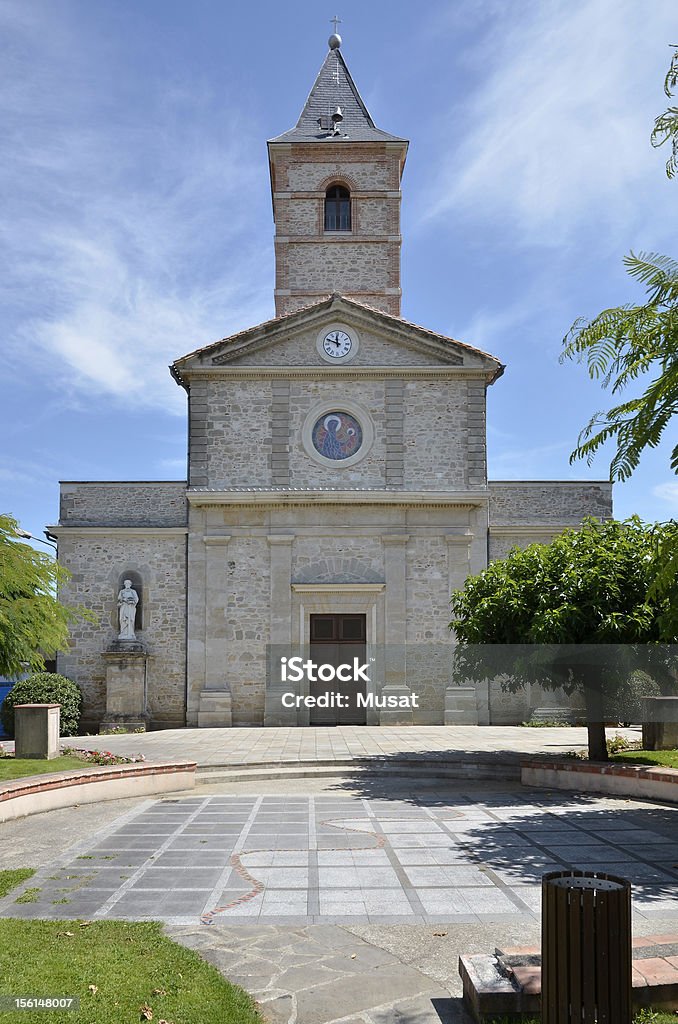 Chiesa di Briatexte in Francia - Foto stock royalty-free di Albero