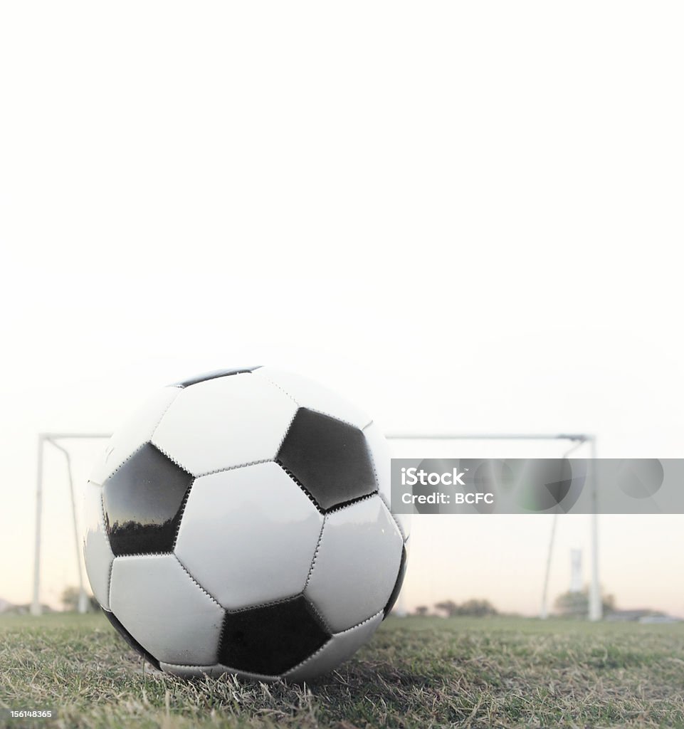 Calcio sul dischetto del rigore con obiettivo in background - Foto stock royalty-free di Attrezzatura