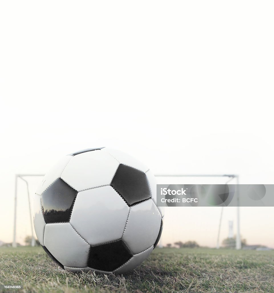 Футбол на Одиннадцатиметровая точка фон с целью - Стоковые фото Бить ногой роялти-фри