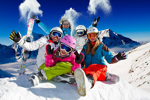 una famiglia che gioca con la neve sulle piste - skiing winter women snow foto e immagini stock