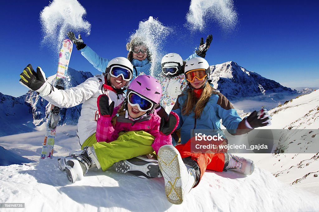 Семья играет в снегу на лыжах - Стоковые фото Лыжный спорт роялти-фри