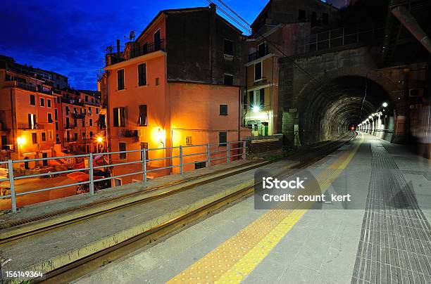 Plataforma En Vernazza Village Foto de stock y más banco de imágenes de Aldea - Aldea, Andén de estación de tren, Belleza