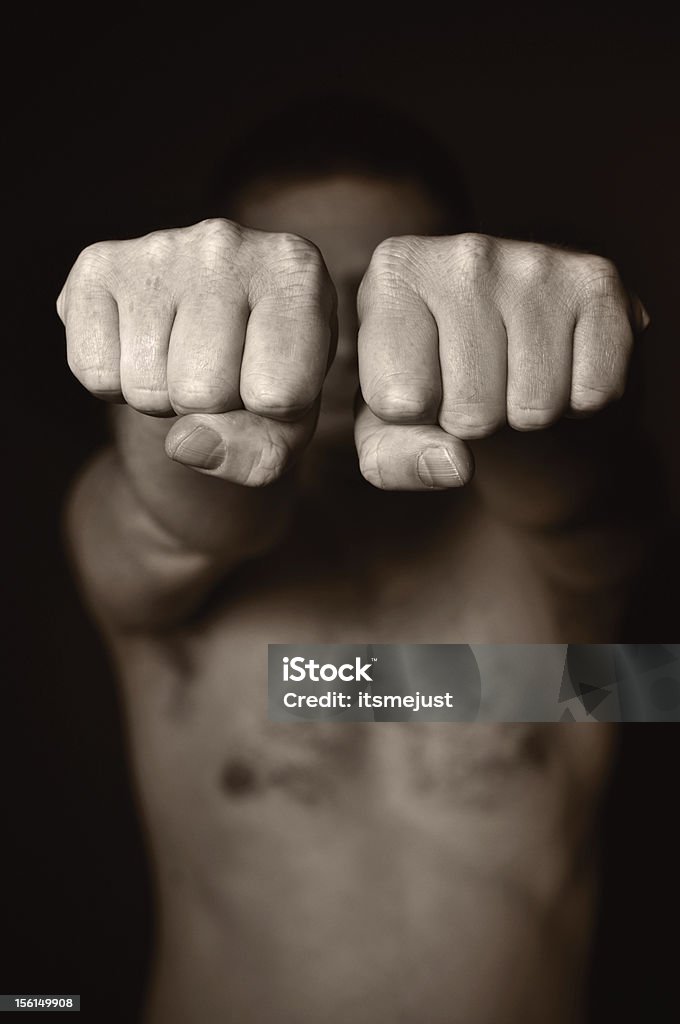 Dos fists humanos como un símbolo de agresión. - Foto de stock de Adulto libre de derechos