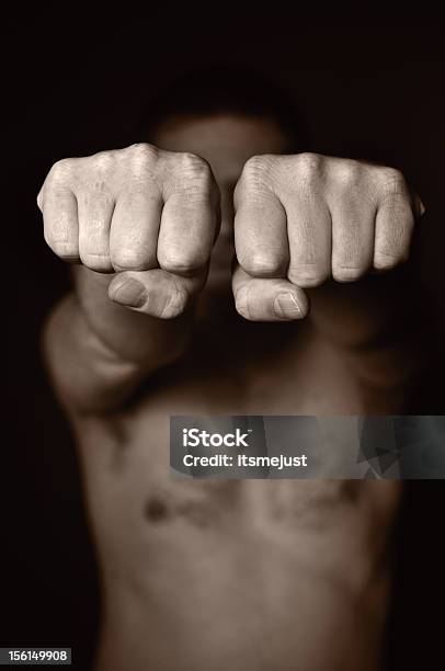 Dos Fists Humanos Como Un Símbolo De Agresión Foto de stock y más banco de imágenes de Adulto - Adulto, Agresión, Articulación humana