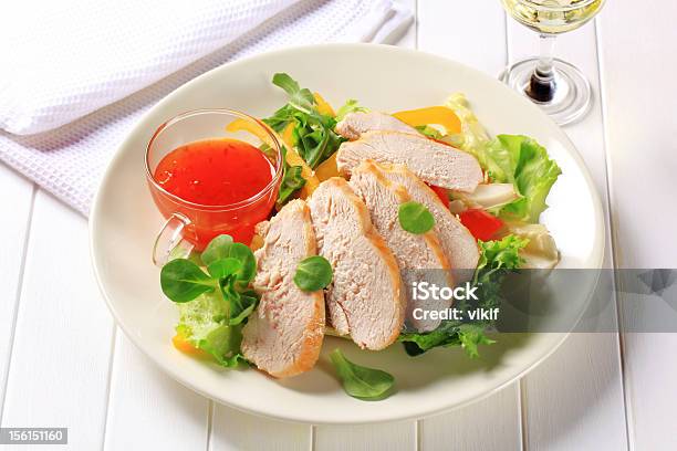 スライスの鶏胸肉のサラダと甘いチリソース - カップのストックフォトや画像を多数ご用意 - カップ, クローズアップ, サラダ