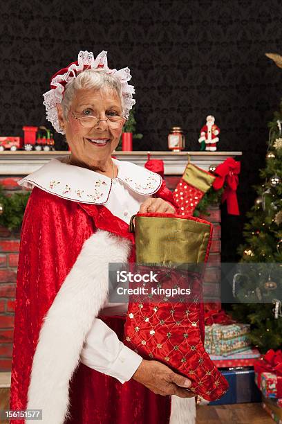 Frau Hält Eine Kleine Claus Stockfoto und mehr Bilder von Farbbild - Farbbild, Fotografie, Niemand