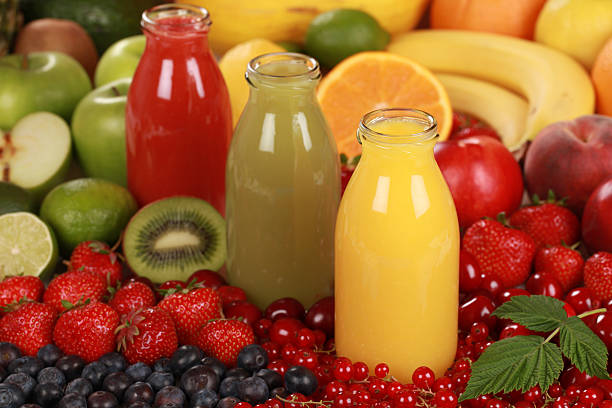 succhi di frutta fresca - smoothie fruit juice healthy eating foto e immagini stock