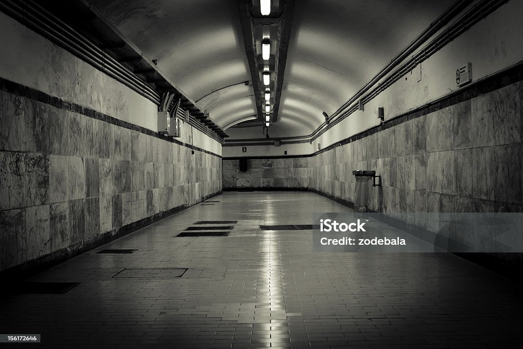 Túnel subterrâneo em preto e branco - Foto de stock de Arquitetura royalty-free
