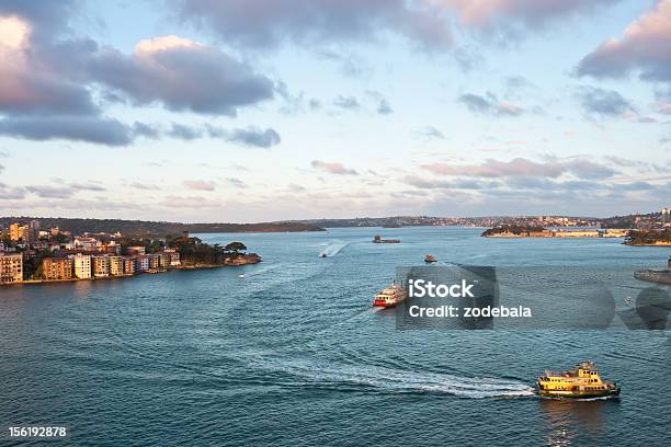 Barche Presso Il Porto Di Sydney Australia - Fotografie stock e altre immagini di Casa - Casa, Teatro dell'Opera di Sydney, Acqua