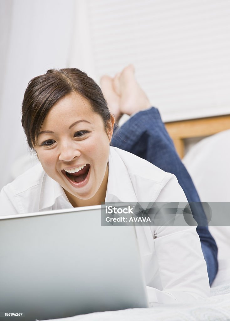 Linda mujer asiática usando computadora portátil - Foto de stock de 20 a 29 años libre de derechos