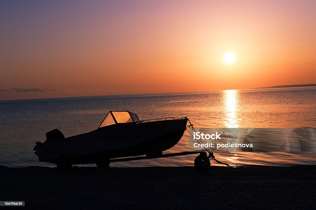 Łódź motorowa na plaży - Zbiór zdjęć royalty-free (Plaża)