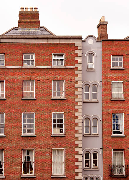 molto stretta house a dublino, irlanda - dublin ireland brick built structure building exterior foto e immagini stock