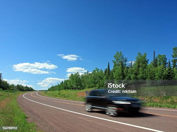 Czarny Samochód Przyspieszenie - zdjęcia stockowe i więcej obrazów Czynność - Czynność, Droga, Droga publiczna
