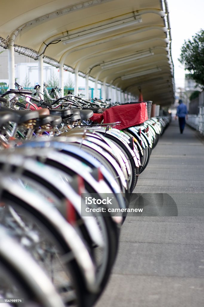 Bicicletta parcheggio con addetto - Foto stock royalty-free di Bicicletta