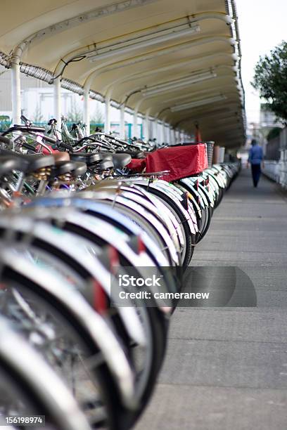 Bicicletta Parcheggio Con Addetto - Fotografie stock e altre immagini di Bicicletta - Bicicletta, Calcestruzzo, Città