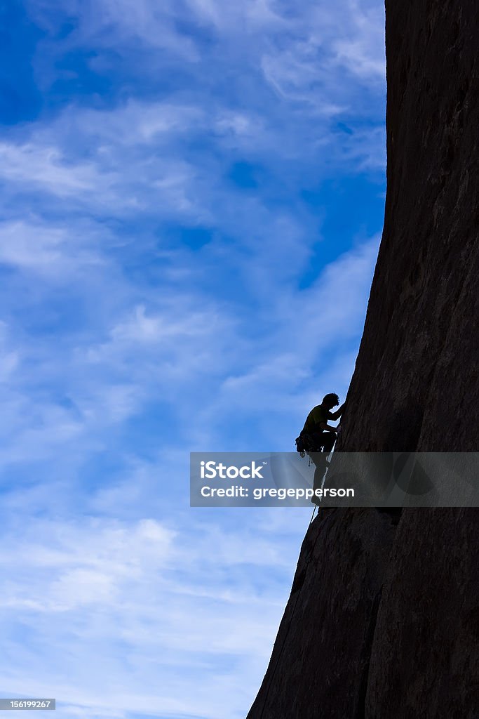 Rock Alpinista possessividade para um Penhasco. - Royalty-free Agarrar Foto de stock