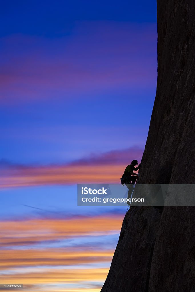 Felsklettern klammert sich an einer Klippe. - Lizenzfrei Abenteuer Stock-Foto