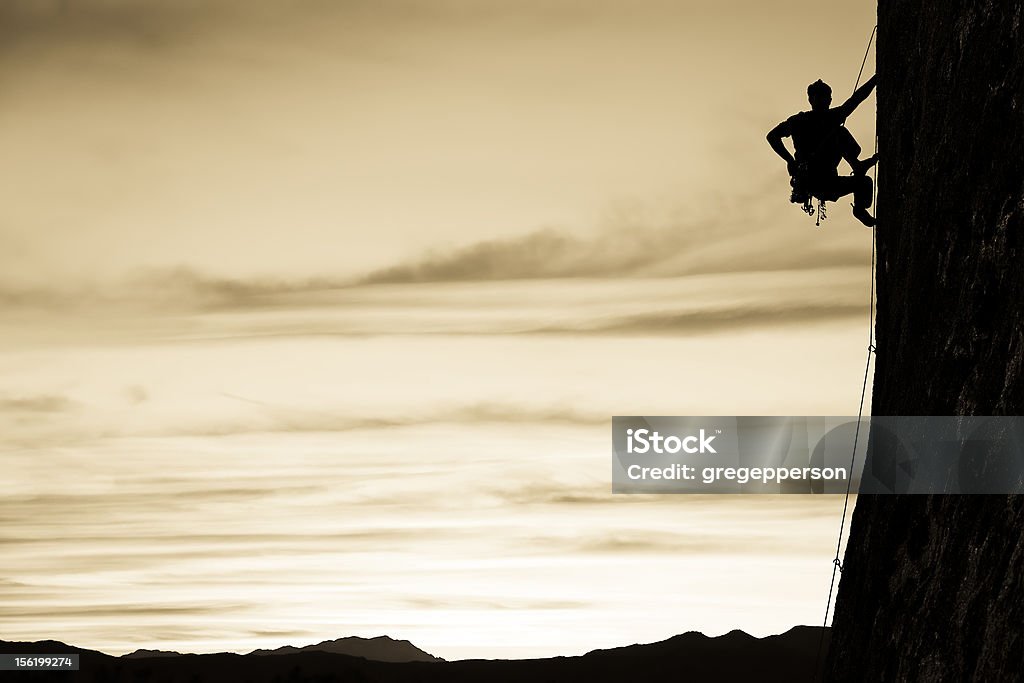 Rock climber stringere per una scogliera. - Foto stock royalty-free di Alpinismo