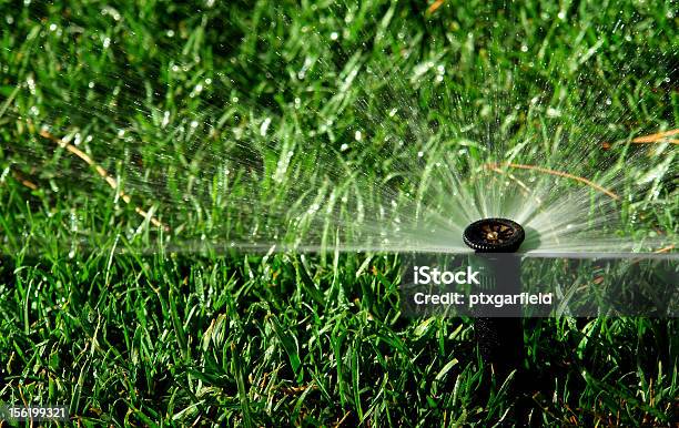 Gartenbewässerung System Stockfoto und mehr Bilder von Ausrüstung und Geräte - Ausrüstung und Geräte, Bewässerungsanlage, Dekoration