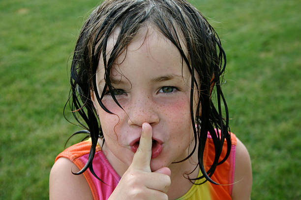 소녀만 이야기합니까 "shhhh." - finger on lips shhhh privacy whispering 뉴스 사진 이미지